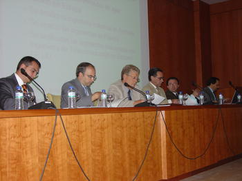 Mesa de ponentes que hablaron sobre investigación y desarrollo