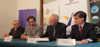 Firma del convenio entre las universidades chilenas y el CNRS francés. Foto: UC.