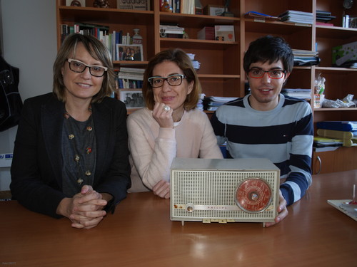 Aurora Pérez, Chelo Sánchez y Marcos Barajas, junto a una radio antigua.