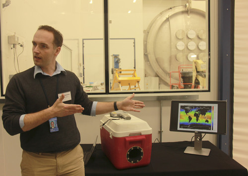 Hugh Mortimer, investigador científico del Laboratorio Rutherford Appleton (Oxford, Reino Unido), mostrando un calibrador de sensores para uno de los satélites del proyecto Copernicus/IsmaelGH (CiD/AECC)
