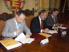 Evaristo Abril (a la izquierda), Francisco Javier León de la Riva (en el centro) y Félix Javier Sanchidrián suscriben los convenios.