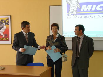 La directora de la Escuela Politécnica con los representantes de Michelín