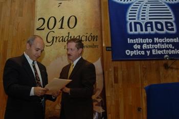 El doctor Alberto Carramiñana recibiendo su nombramiento como directorgeneral del Inaoe. Foto: Conacyt