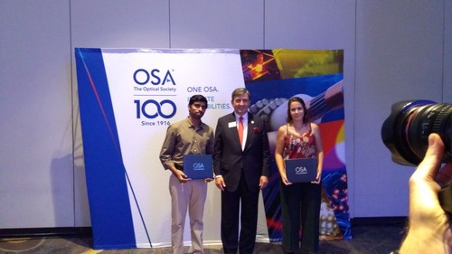 Laura Ares recoge en Washington el premio al mejor grupo estudiantil en óptica por parte de la OSA.