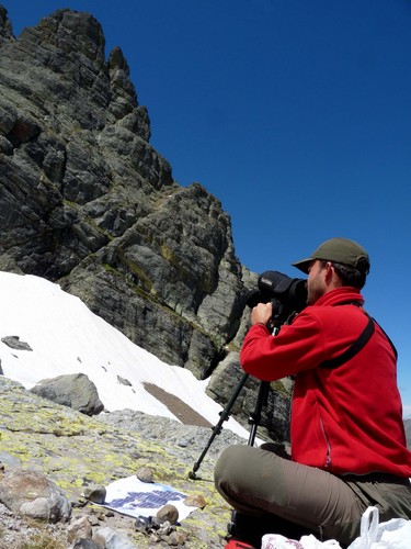 Uno de los investigadores observa con el telescopio terrestre las paredes de roca donde crece ‘Primula pedemontana’/Sonia Oreca