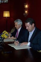 Francisco Ros junto al alcalde de Cacabelos en la firma del convenio de hoy