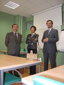 El equipo directivo de la Politécnica con el representante del Instituto Renault