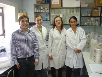 Álvaro Peix, científico del Irnasa, junto con parte de su laboratorio.