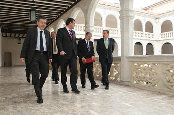 Las autoridades acceden al Palacio de Santa Cruz para la firma del acuerdo (FOTO: Carlos Barrena).