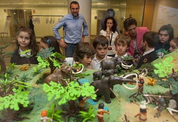 Varios niños visitan la muestra 'PlayEvolución. Atapuerca y el MEH en paisaje playmobil' (FOTO: MEH).