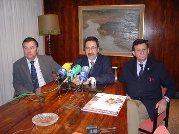 De izquierda a derecha Jesús Lozano, Guillermo Sierra y Manuel Gómez Benito durante la rueda de prensa