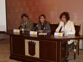 De izquierda a derecha, el oncólogo Juan Jesús Cruz, la concejala Clarisa Molina y Purificación Ruiz, de la Asociación Contra el Cáncer