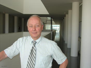Juan Luis López Rodríguez, doctor en Psiquiatría por la Universidad de Oviedo y licenciado en Antropología Cultural y Social.