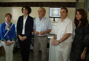 De izquierda a derecha, Alicia Rodríguez Barbero, María Ángeles Serrano, Francisco del Rey y dos técnicos del servicio de secuenciación.