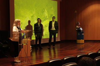 La directora del Museo de la Ciencia presenta a los investigadores de Cartif Sergio Herguedas y Roberto Pinillos (FOTO: Museo de la Ciencia).