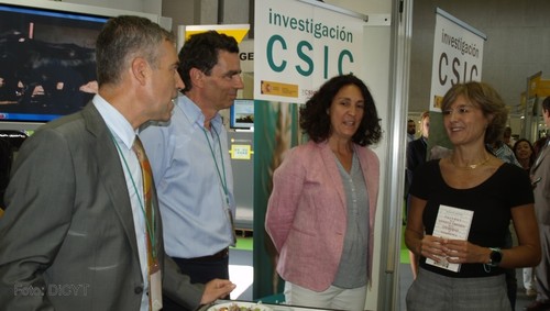 La ministra Isabel García Tejerina, a la derecha, conversa con los investigadores del IRNASA-CSIC.