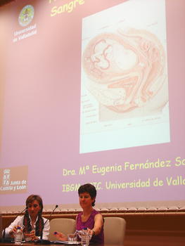 María Eugenia Fernández, investigadora del IBGM (izq) antes de comenzar su ponencia