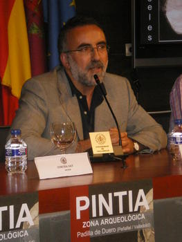 El codirector de las excavaciones en Pintia, Carlos Sanz, en la rueda de prensa de hoy.