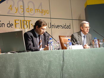 Mario Rubiralta, a la izquierda y el Vicerector de Investigación de la Universidad de Valladolid a la derecha
