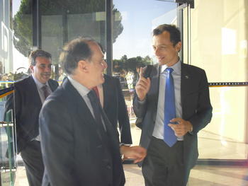 Pedro Duque, director de Deimos Imagin, Junto a Tomás Villanueva, consejero de Educación, momentos antes del lanzamiento del Deimos-1.