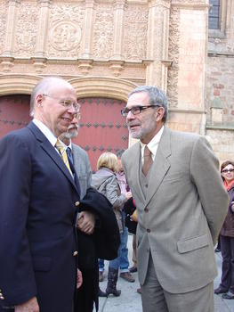 Narro Robles y Gómez Asencio, frente a la fachada del Edificio Histórico de la Universidad de Salamanca.