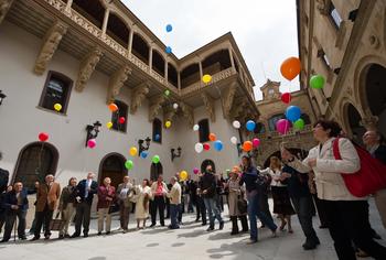 Suelta de globos en el Palacio de La Salina de Salamanca con motivo del Día Mundial de las Espondiloartropatías.