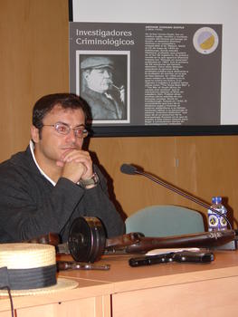 José Antonio Gil Verona durante la presentación de la muestra