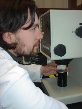 El investigador Félix Rivas observa una muestra en el espectofotómetro.