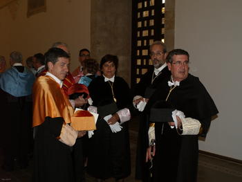 Ángel de los Ríos, izquierda, y el rector de la Universidad Pontificia, derecha, momentos antes de inicarse el acto.