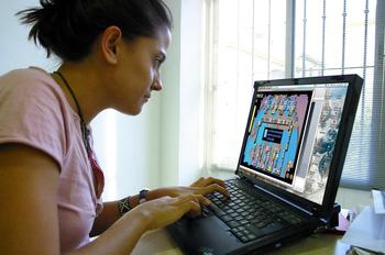 Raquel Camarero trabaja en el desarrollo del videojuego (FOTO: R. Camarero).