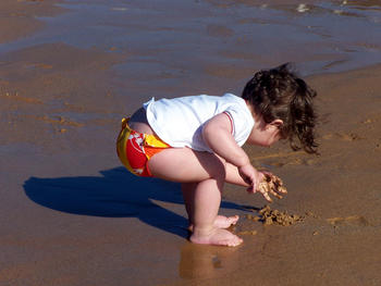Niña jugando en la playa