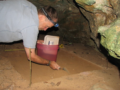 David W. Steadman recoge fósiles en Abaco, Bahamas./ J.A. Soto-Centeno