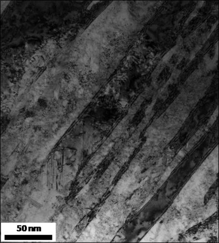 Cristales de ferrita bainítica de unos pocos nanómetros de espesor separados por láminas delgadas de austenita retenida. Imagen: CSIC.