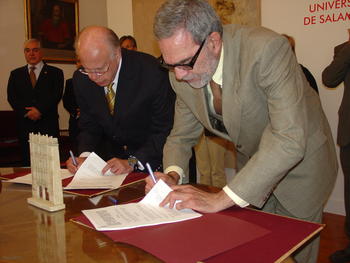 Firma del convenio entre la UNAM y la Universidad de Salamanca.