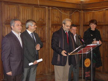El rector de la Universidad de Salamanca presenta la web del Archivo Histórico en compañía de sus responsables.