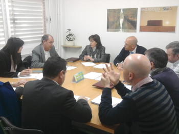 Reunión entre Fernando Sánchez-Pascuala y el equipo directivo del IES Diego de Praves.