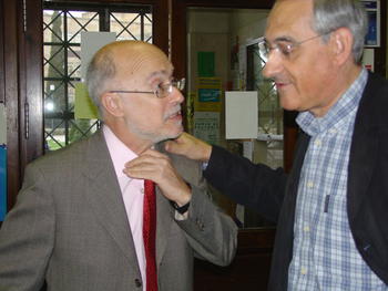 Manuel Toharia (izquierda) a su llegada a la Facultad de Ciencias