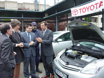 Los responsables de Toyota explican al consejero de Economía y a la consejera de Medio Ambiente el funcionamiento del Prius.