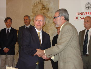 Los rectores de la UNAM y de la Universidad de Salamanca se felicitan tras firmar el acuerdo.