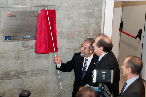El presidente de la Junta descubre la placa inaugural del edificio LUCIA. FOTO: JCYL.