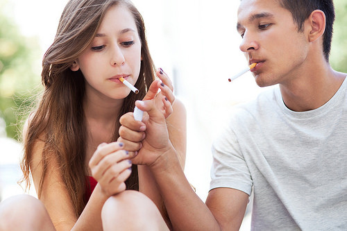 Adolescentes fumando.