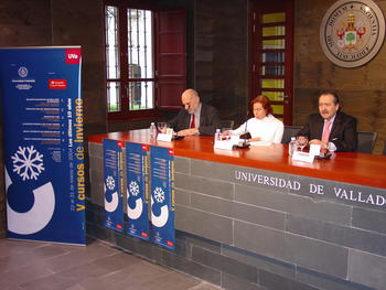 La vicerrectora de Extensión Universitaria, Maria Teresa Alario, presenta los cursos