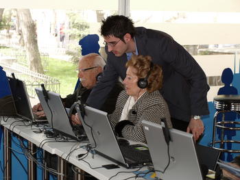 Un monitor ayuda a dos personas mayores en el manejo del ordenador