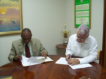 el vicerrector de Gestión de la UNPHU, José Rafael Espaillat, y el vicerrector académico del Instituto Politécnico Loyola, Marino Brito Guillén, suscriben el acuerdo.