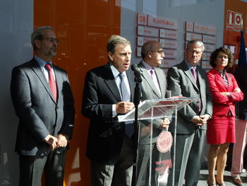 Juan José Mateos habla en presencia de Ruipérez, a la izquierda, y Pérez Salinas, a la derecha.
