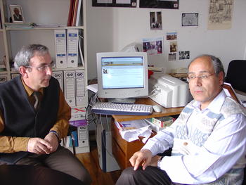 José Antonio Bartol (izquierda) y Julio Borrego muestran la página de Dispolex