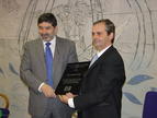 Ángel Penas (izq.) recibe el 'Premio HP Wireless Tecnology for Teaching' de manos de Manuel López, director de Marketing de HP España.