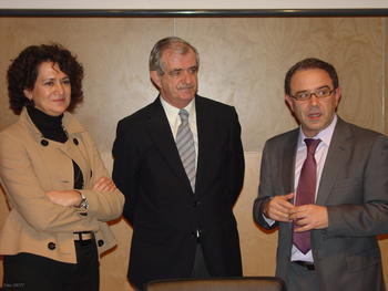 Guisasola, entre la vicerrectora de Investigación de la Universidad de Salamanca, y Antonio Muro, organizador del congreso.