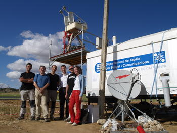 Científicos de la Universidad de Salamanca y de la Universidad Politécnica de Cataluña, en una finca de La Guareña, tomando datos que se enviaban por satélite a Barcelona en 2009.