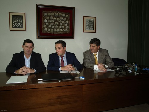 De izquierda a derecha, Juanes, Corchado y el decano de Medicina, Francisco Javier García Criado.